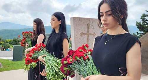 Церемония возложения цветов в Мемориальном комплексе в Степанакерте. 30 июня 2022 года. Фото Алвард Григорян для "Кавказского узла"