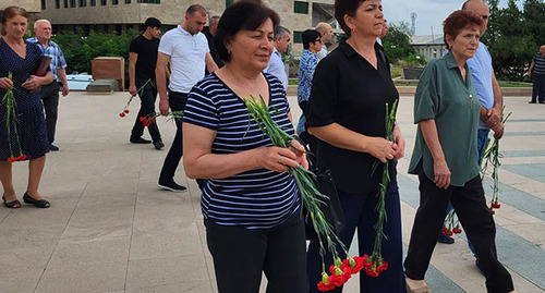 Жители Нагорного Карабаха идут возлагать цветы. Степанакерт, 30 июня 2022 г. Фото Алвард Григорян для "Кавказского узла"