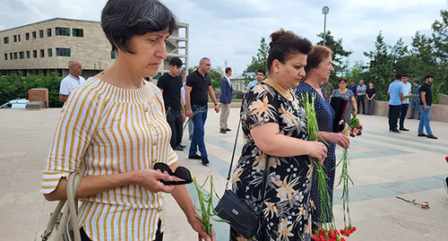 Жители Нагорного Карабаха несут цветы. Степанакерт, 30 июня 2022 г. Фото Алвард Григорян для "Кавказского узла"