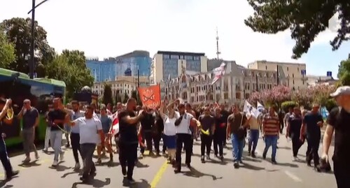 Участники акции протеста против ЛГБТ-недели в Тбилиси, 2 июля 2022 года. Стоп-кадр из видео https://www.youtube.com/watch?v=qdiU3rAa69U