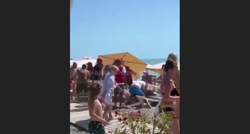 Момент драки на пляже в Сочи. Стопкадр из видео https://t.me/gorodsochi/14218