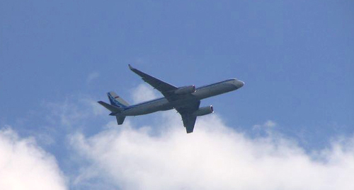Самолет в небе. Фото https://www.flickr.com/photos/media-k/299290908/sizes/c/