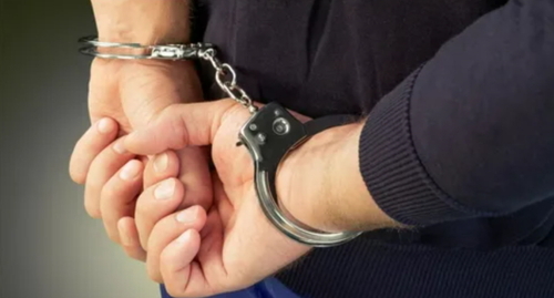Мужчина в наручниках: Фото: Елена Синеок, "Юга.ру"
