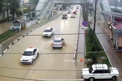 Подтопленная улица в Лазаревском районе Сочи. Стоп-кадр видео на странице https://www.youtube.com/watch?v=tRaimpdcAg4