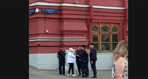 Сотрудники полиции задерживают Валентину Величкину. Фото https://m.vk.com/wall-20449870_2995?from=club20449870&post_bottom=1#comments