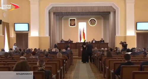 Заседание парламента Северной Осетии. Стопкадр из видео https://www.youtube.com/watch?v=wNdQVR3e9uQ