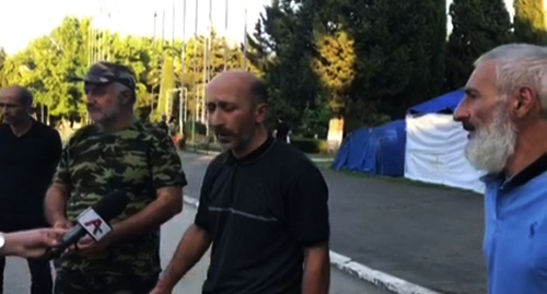 Активист Джансух Адлейба (в центре) во время акции. 29 июля 2022 г. Скриншот видео https://t.me/respublicaabh//4582