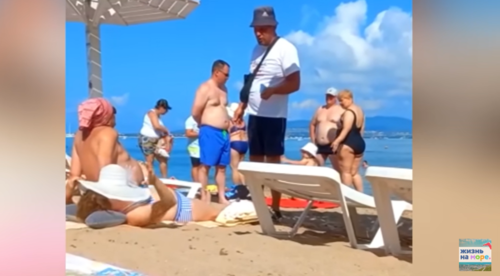 Стоп-кадр видео "Геленджик, скандал на пляже в центре", опубликованного в YouTube-канале "Жизнь на море" от 04.08.22, https://www.youtube.com/watch?v=cAmm3PvpOfc
