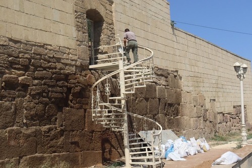 Металлическая лестница у южной стены крепости в Дербенте. Фото: пресс-служба Дагнаследия