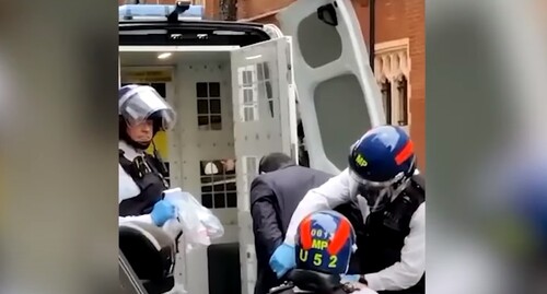 Задержание участников нападения на азербайджанское посольство в Лондоне. Стопкадр из видео https://www.youtube.com/watch?v=t2UK-qq1Gh8 