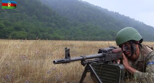 Азербайджанский военнослужащий на учениях. Стопкадр из виде https://www.youtube.com/watch?v=STQZoMyCS4k