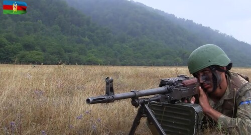 Азербайджанский военнослужащий на учениях. Стопкадр из виде https://www.youtube.com/watch?v=STQZoMyCS4k