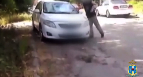 Мужчина поджигает автомобиль с буквой Z. Скриншот видео  https://lenta.ru/news/2022/08/18/rostovvv/