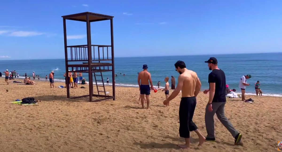 Пляж в Махачкале. Кадр видео 
Под зонтиком https://www.youtube.com/watch?v=OJ7Iq3hse_Q&t=1s