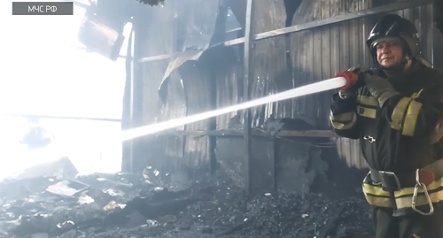 Сотрудники МЧС ликвидируют пожар на рынке в Волжском. Кадр видео: МЧС РФ © Фото: МЧС РФ