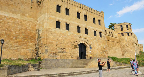 Туристы возле крепости Нарын-кала в Дербенте. Фото: Legioner2016 https://ru.wikipedia.org