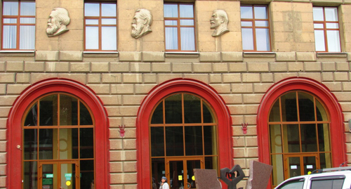 Берельефы на здании медуниверситета. Фото Вячеслава  Ященко для "Кавказского узла"
