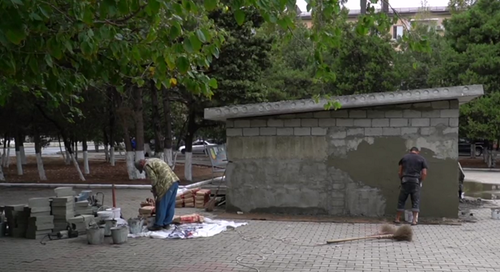 Строительство постамента для БТР в каспийском сквере. Кадр видео, опубликованного пресс-службой администрации Каспийска https://t.me/admkasp/2488