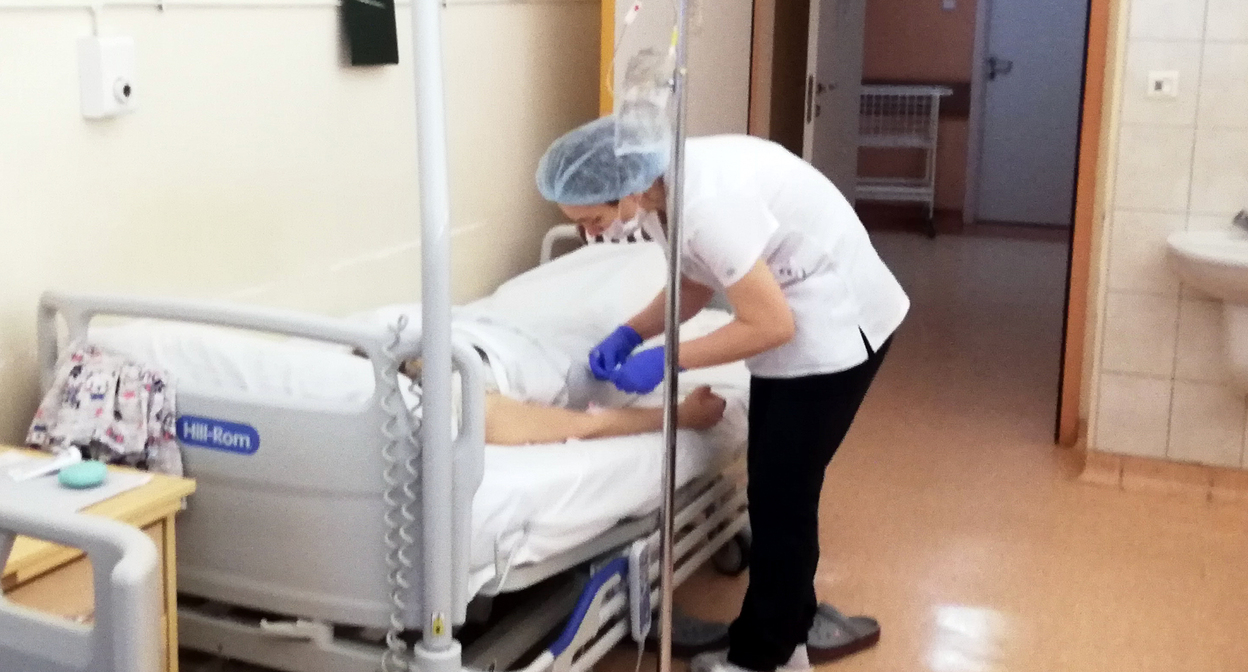 Медсестра у постели больного. Фото Нины Тумановой для "Кавказского узла"
