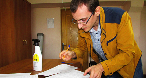 Виталий Готор подписывает протокол. Фото Вячеслава Ященко для "Кавказского узла"