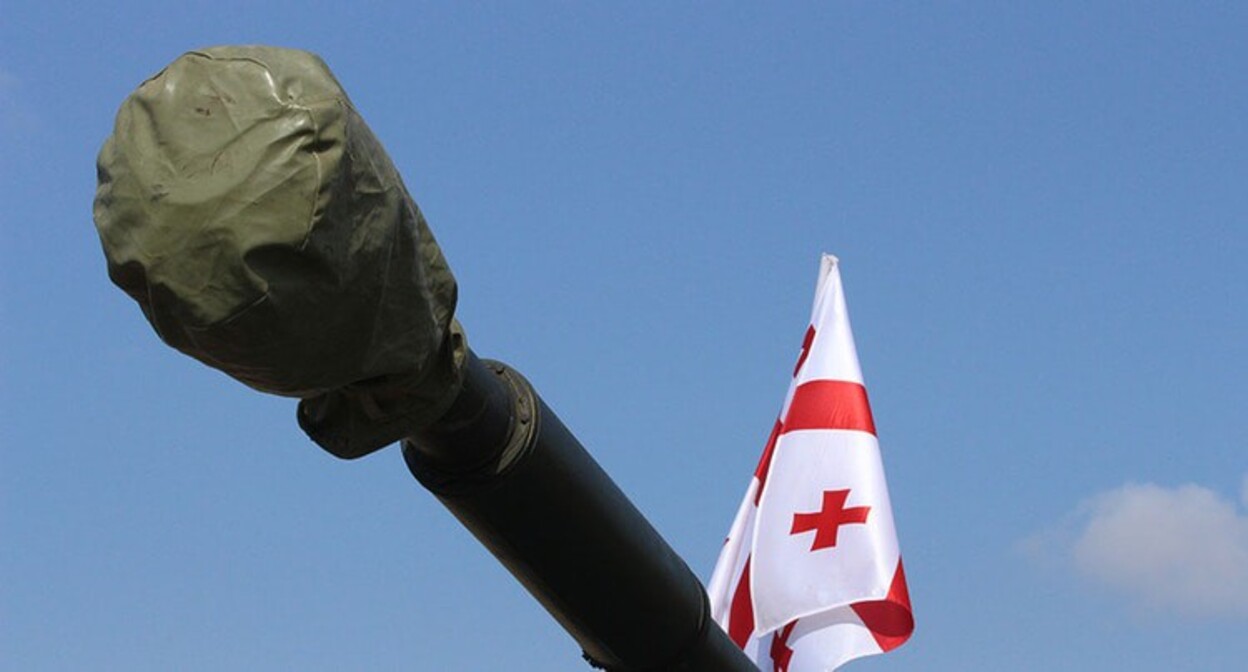 Ствол артиллерийского орудия и флаг Грузии. Фото Инны Кукуджановой для "Кавказского узла".