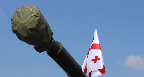 Ствол артиллерийского орудия и флаг Грузии. Фото Инны Кукуджановой для "Кавказского узла".
