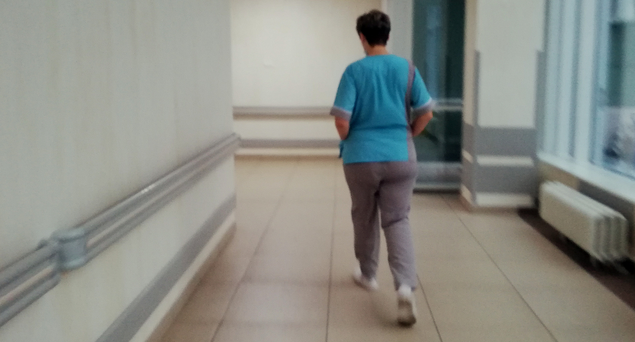 Врач в больничном коридоре. Фото Нины Тумановой для "Кавказского узла"
