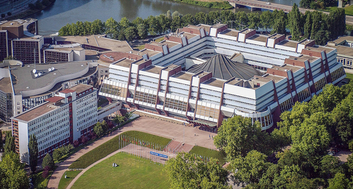 Дворец Европы, Страсбург. Фото https://ru.wikipedia.org/wiki/Совет_Европы#/media/Файл:Council_of_Europe_Palais_de_l'Europe_aerial_view.JPG