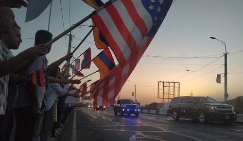 Жители Армении на улице Еревана с армянскими и американскими флагами встречают Нэнси Пелоси. 17 сентября 2022 года. Фото Армине Мартиросян для "Кавказского узла"