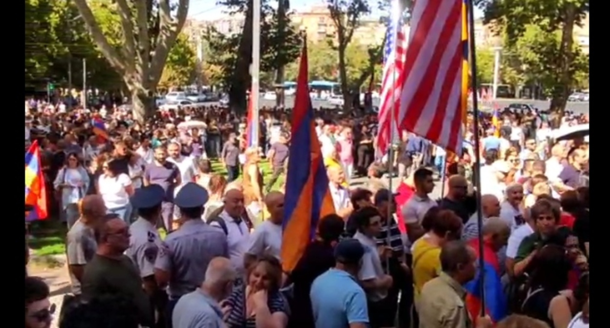 Участники митинга с требованием выхода Армении из ОДКБ. Ереван, 18 сентября 2022 года. Кадр видео из Telegram-канала "Новости-Армения" https://t.me/novostiarmenia/41053