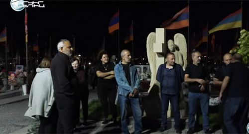Родственники погибших солдат пришли в «Ераблур», чтобы не допустить визита Пашиняна. 21 сентября 2022 г. Скриншот видео https://www.youtube.com/watch?v=R-IgDLYXLZ8