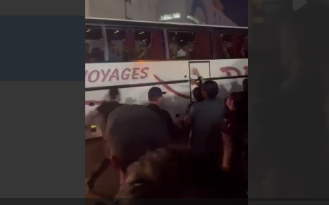 Автобусы с мобилизованными уезжаю из Махачкалы. Стоп-кадр видео, опубликованного Telegram-каналом Baza 22.09.22, https://t.me/bazabazon/13360.