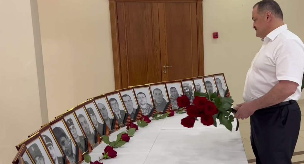 Глава Дагестана возлагает цветы к портретам погибших на Украине. Стоп-кадр видео, опубликованного 20.09.22 в Telegram-канале администрации главы Дагестана. https://t.me/agiprd/4581