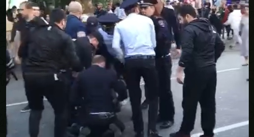 Полицейские задерживают протестующих. Махачкала, 25 сентября 2022 года. Кадр видео, опубликованного в Telegram-канале "Тема Дагестана" https://t.me/s/tema_dagestana/1076