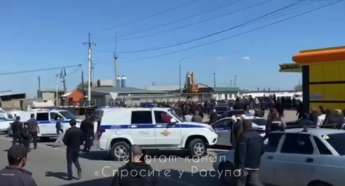 Акция протеста в селе Эндирей. Кадр видео, опубликованного в Telegram-канале "Спросите у Расула" https://t.me/askrasul/31765