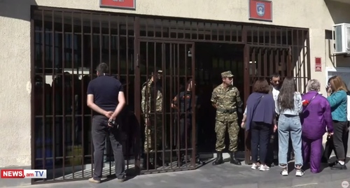 Родственники пропавших без вести солдат перед зданием Минобороны Армении. 26 сентября 2022 года. Кадр видео News.am https://www.youtube.com/watch?v=UtYc2xYMjqg