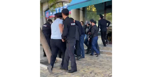 Сотрудники полиции на месте драки в Махачкале. 26 сентября 2022 г. Фото телеграмм-канал Подвал Дагестана