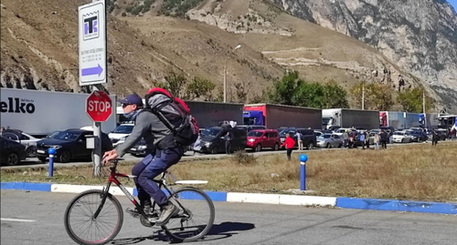 Велосипедист на границе с Грузией, фото Э. Марзоевой для "Кавказского узла".