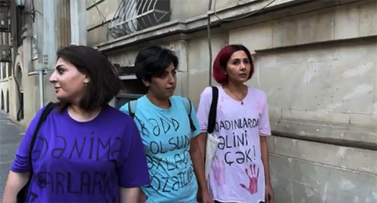 Акция группы азербайджанских феминисток. Баку, 27 сентября 2022 г. Скриншот видео https://www.facebook.com/MeydanTelevision/videos/487782826535868