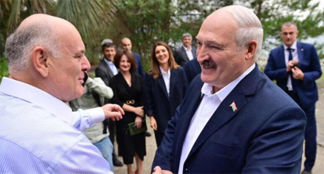 Аслан Бжания (слева) и Александр Лукашенко. 28 сентября 2022 года. Фото: пресс-служба президента Белоруссии