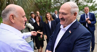 Аслан Бжания (слева) и Александр Лукашенко. 28 сентября 2022 года. Фото: пресс-служба президента Белоруссии