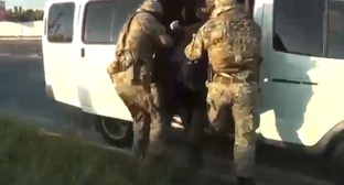 Кадры задержания из видео, опубликованного "Дагестанской правдой" https://dagpravda.ru/novosti/v-dagestane-zaderzhany-administratory-anonimnyh-telegram-kanalov/