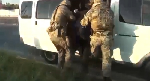 Кадры задержания из видео, опубликованного "Дагестанской правдой" https://dagpravda.ru/novosti/v-dagestane-zaderzhany-administratory-anonimnyh-telegram-kanalov/