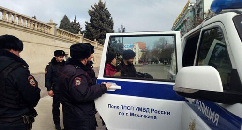 Сотрудники полиции и активисты на площади в Махачкале. 4 января 2020 года. Фото Мурада Мурадова для "Кавказского узла".