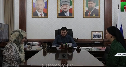 Министр здравоохранения Чечни Сулейман Лорсанов (в центре) отчитал медсестру Хеду Хазуеву. Скриншот видео https://t.me/groznytv/13591