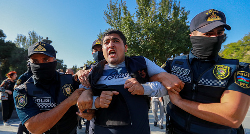 Силовики уводят активиста с места манифестации в Баку 30 сентября. Фото Азиза Каримова для “Кавказского узла”.