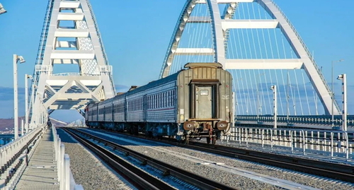 Поезд на Крымском мосту, фото: пресс-служба РЖД,