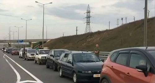 Очередь машин в Темрюкском районе. Кадр видео "Кубань 24" https://www.youtube.com/watch?v=Nb1Ee7UQMDo