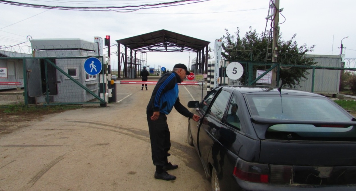 Въезд на КПП в Палласовском районе. Фото: Вячеслав Ященко для "Кавказского узла"