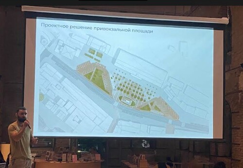 Камиль Цунтаев презентует концепцию изменения пространства Привокзальной площади Махачкалы. 15 октября 2022 года. Фото Арсена Магомедова, предоставлено "Кавказскому узлу" автором.